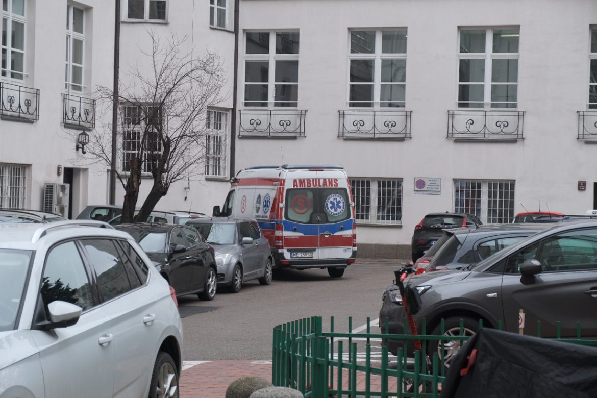 Karetka na terenie Kancelarii Sejmu