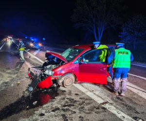Samochód uderzył w ciągnik z opryskiwaczem. Trzy osoby trafiły do szpitala