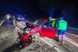 Samochód uderzył w ciągnik z opryskiwaczem. Trzy osoby trafiły do szpitala