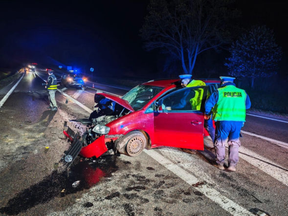 Samochód uderzył w ciągnik z opryskiwaczem. Trzy osoby trafiły do szpitala