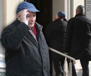 Prezes PiS nie daje się jesieni. Tak ubrał się do kościoła! [ZDJĘCIA]