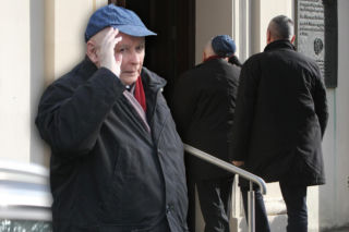 Prezes PiS nie daje się jesieni. Tak ubrał się do kościoła! [ZDJĘCIA]