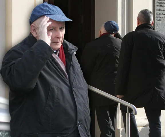 Prezes PiS nie daje się jesieni. Tak ubrał się do kościoła!