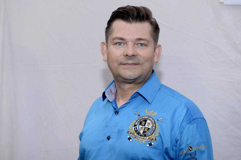 Tak Zenon Martyniuk zmieniał się przez lata. Na początku kariery nosił zupełnie inną fryzurę