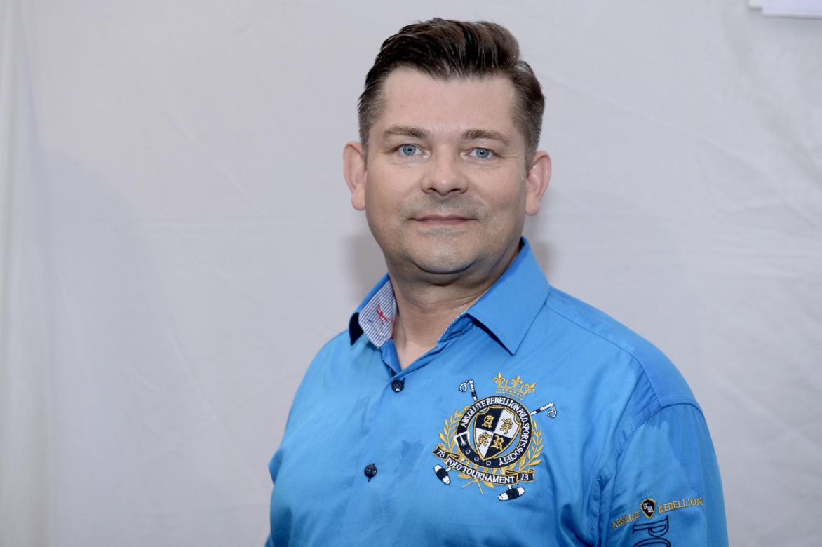 Tak Zenon Martyniuk zmieniał się przez lata. Na początku kariery nosił zupełnie inną fryzurę
