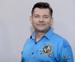 Tak Zenon Martyniuk zmieniał się przez lata. Na początku kariery nosił zupełnie inną fryzurę