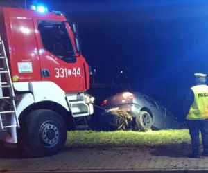 19-latek nie zapanował nad autem i wjechał do stawu. Interweniowali nurkowie!