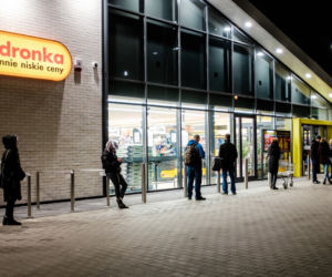 Wielkie kolejki do sklepów przed Wielkanocą