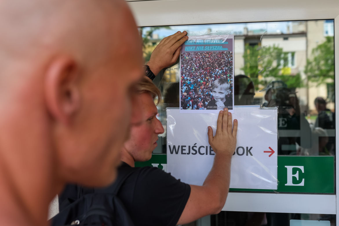 Biały Marsz dla Kamilka. Mieszkańcy Częstochowy przynieśli białe róże