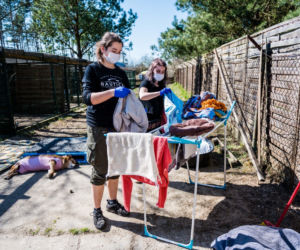 Koronawirus w Trójmieście. Zamieszkali razem ze zwierzętami w schronisku [ZDJĘCIA]