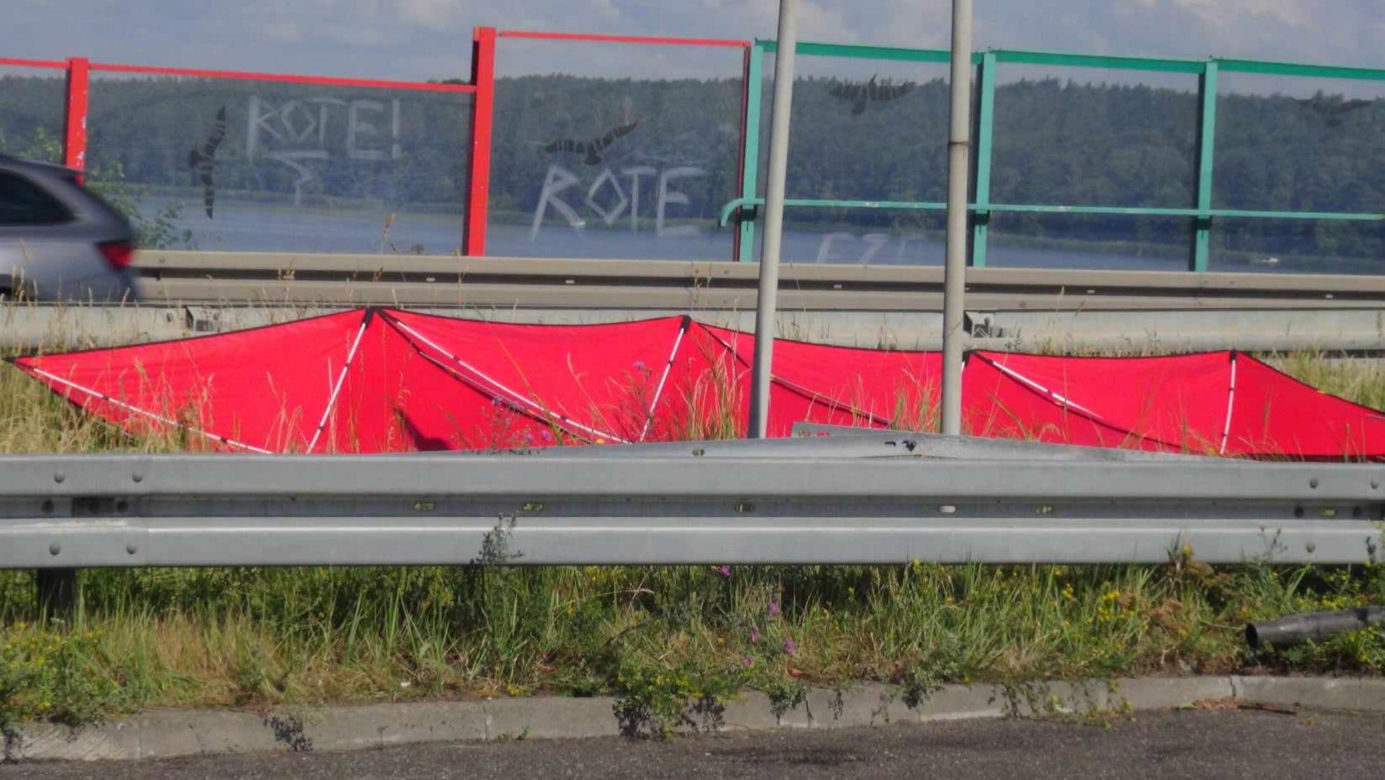 Koszmar na drodze. Wjechał w bariery i zginął. Przerażająca śmierć kierowcy
