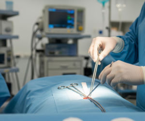 20 kilogramów guza usunięte w Warszawie. Pacjent wraca do zdrowia, ale co było przyczyną?