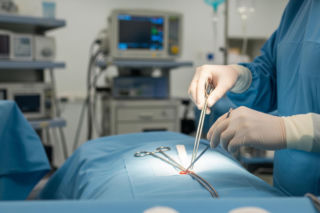 20 kilogramów guza usunięte w Warszawie. Pacjent wraca do zdrowia, ale co było przyczyną?