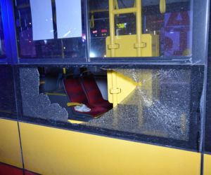 Autobus miejski uderzył w słup