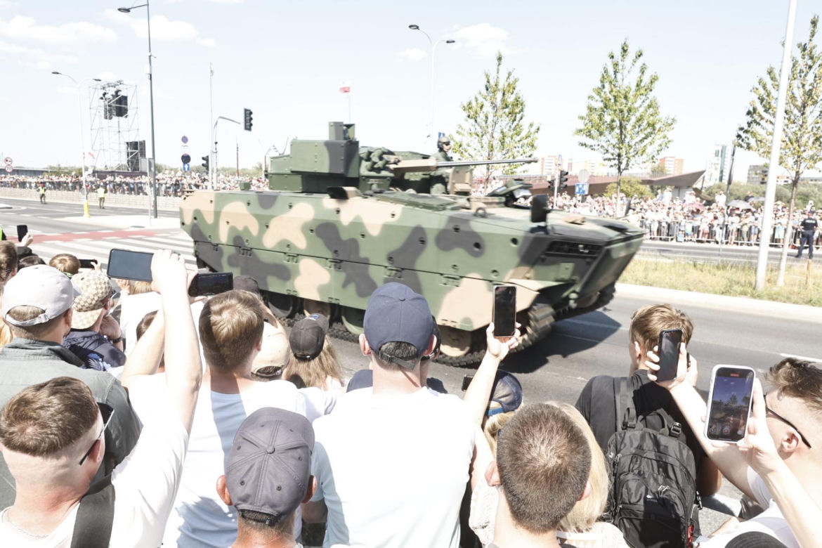 Tłumy na defiladzie wojskowej w Warszawie