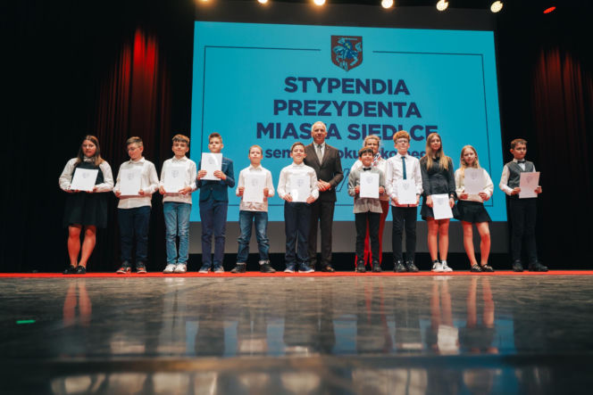 Najzdolniejsi uczniowie odebrali stypendia Prezydenta Miasta Siedlce