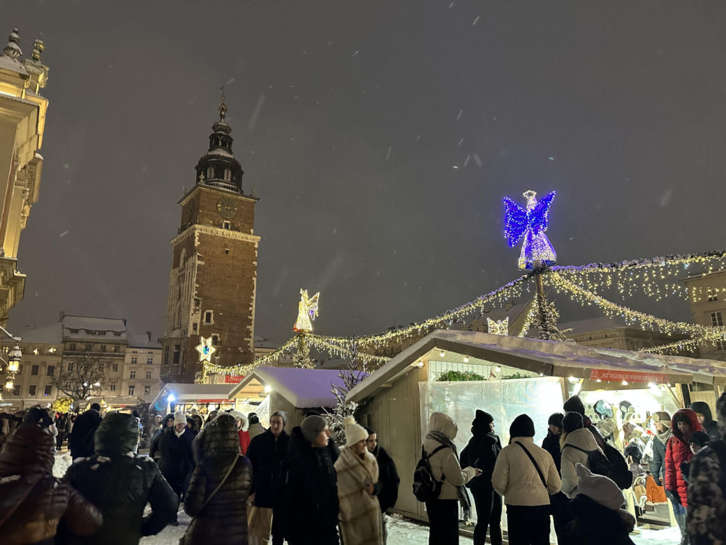 Choinka rozbłysła na Rynku Głównym. Tak wygląda Kraków w zimowej scenerii! 