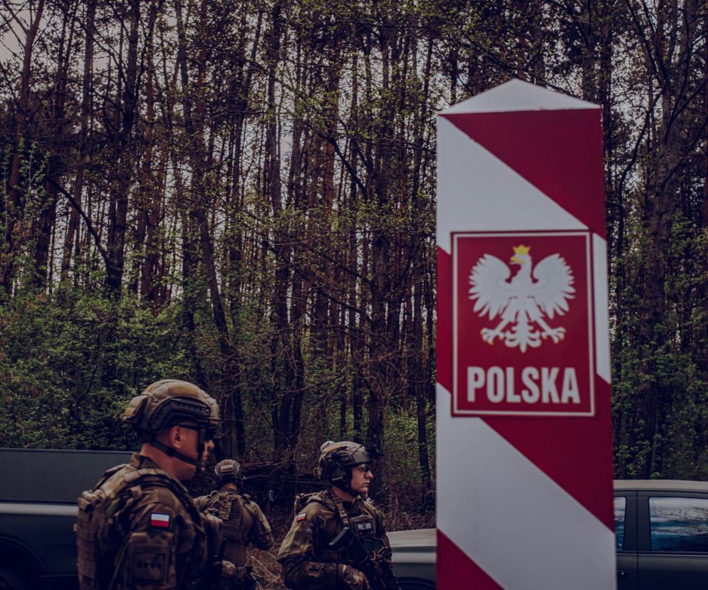 Żołnierze WOT przy słupie granicznym. O nowym Komponencie Obrony Pogranicza przeczytasz na SE Portal Obronny.