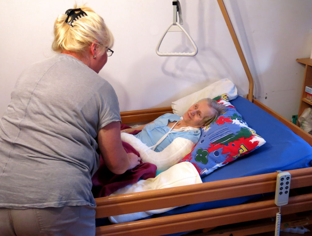 Białystok. Opiekunka skatowała staruszkę