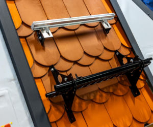 Akcesoria dachowe: bariery przeciwśnieżne, stopnie, ławy kominiarskie