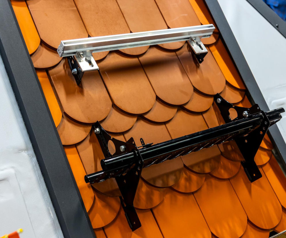 Akcesoria dachowe: bariery przeciwśnieżne, stopnie, ławy kominiarskie