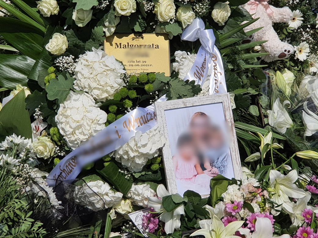 Aniołki spoczęły w grobach przy mamusiach. Morze kwiatów na cmentarzu w Brzozowie
