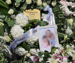 Aniołki spoczęły w grobach przy mamusiach. Morze kwiatów na cmentarzu w Brzozowie