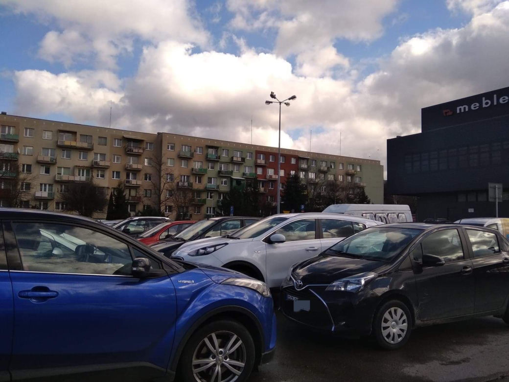 Mieszkańcy Podkarpacia ruszyli do SKLEPÓW!  Tłumy, pełne parkingi, PUSTE PÓŁKI!