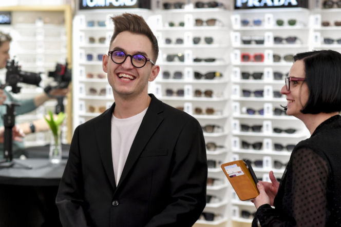 Od męża aktorki do influencera? Maciej Pela robi furorę na imprezie w centrum Warszawy