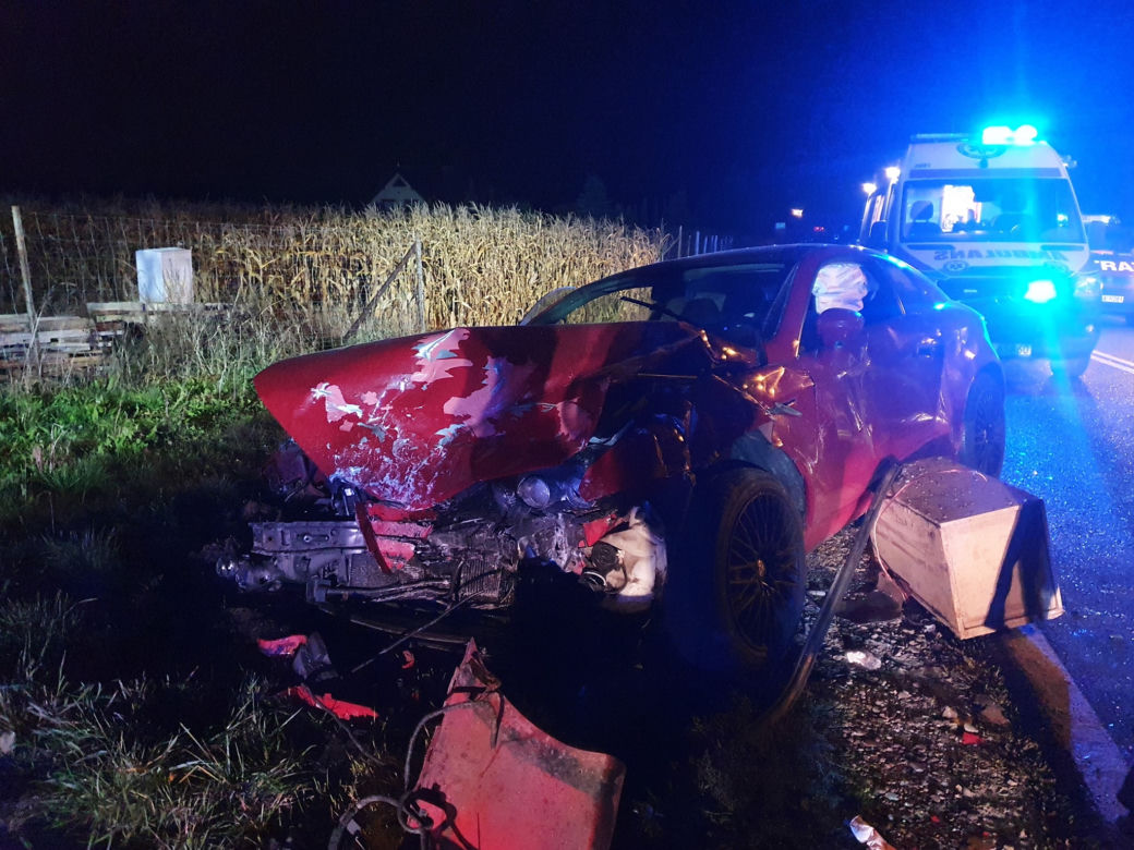 Trzy osoby ranne po czołowym zderzeniu osobówek. 21-latek stracił panowanie nad seatem