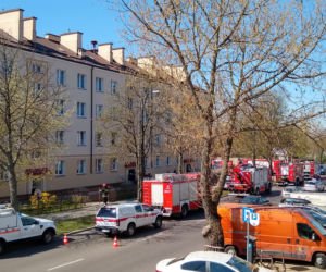 Białystok. Akcja strażaków na ul. Zwycięstwa. Ktoś rozlał na klatce schodowej dziwną substancję [ZDJĘCIA, WIDEO]