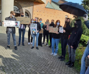 Protest pod kościołem św. Antoniego w Lesznie