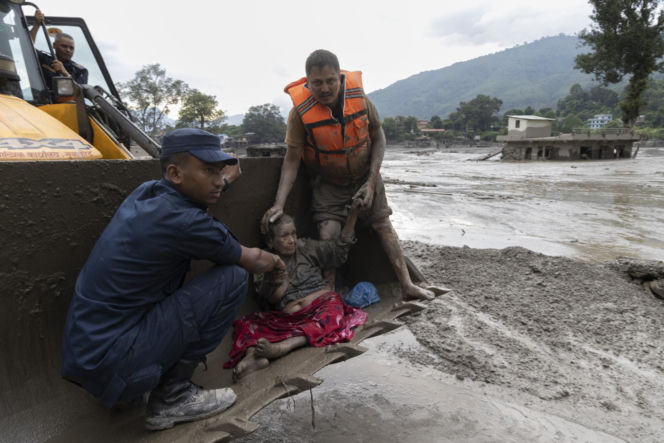Katastrofa w Nepalu. Setki osób zaginęły, wśród nich zagraniczni turyści