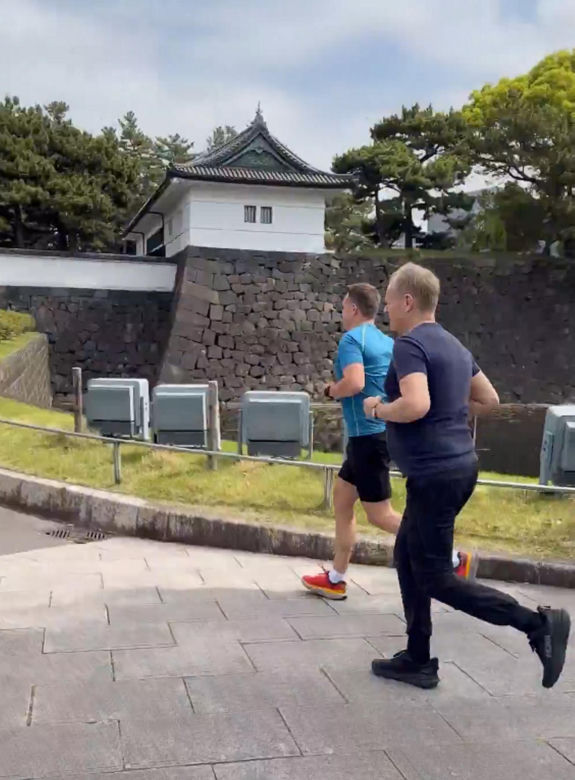 Tusk biega po Tokio