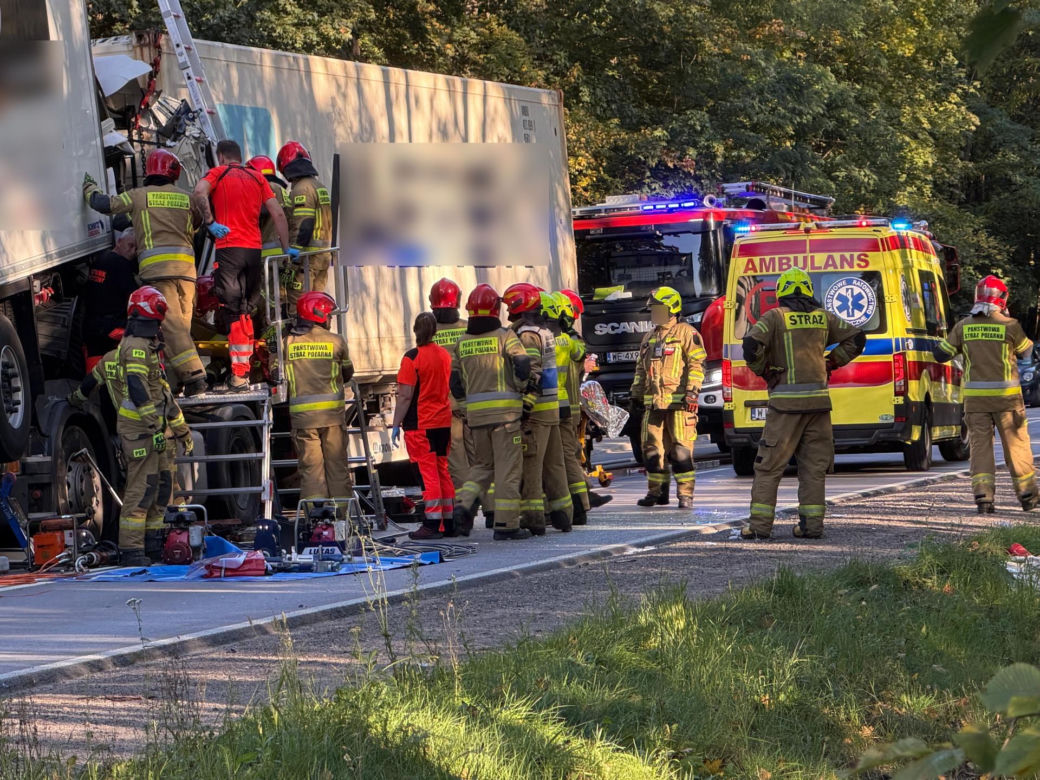 Roztrzaskało się pięć aut. Przez godzinę strażacy wycinali kierowcę ze zmiażdżonej kabiny