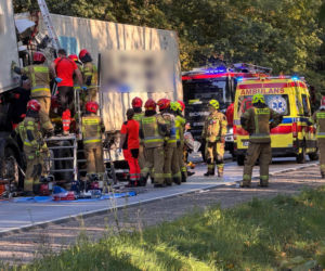 Roztrzaskało się pięć aut. Przez godzinę strażacy wycinali kierowcę ze zmiażdżonej kabiny