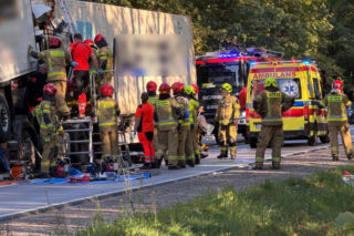 Roztrzaskało się pięć aut. Przez godzinę strażacy wycinali kierowcę ze zmiażdżonej kabiny