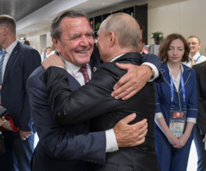  Putin chce zakończyć wojnę? Były kanclerz Niemiec ma z nim dobre relacje i  zdradza szczegóły