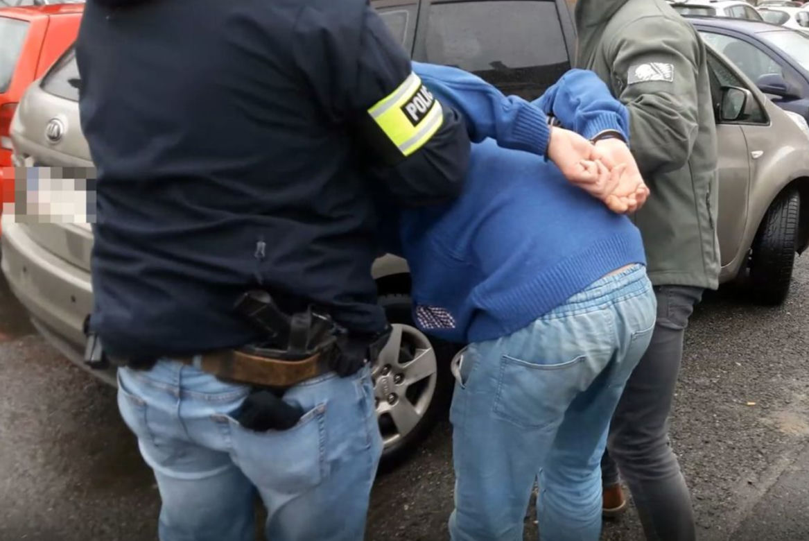 Grupa mężczyzn jest podejrzana o napaść na dwóch 13-latków i kobietę