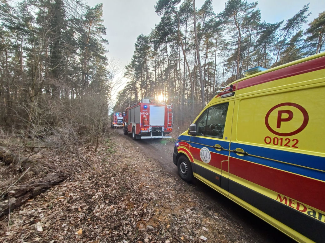 Chłopcy huśtali się nad skarpą, gdy doszło do tragedii. 15-latek runął z wysokości w dół