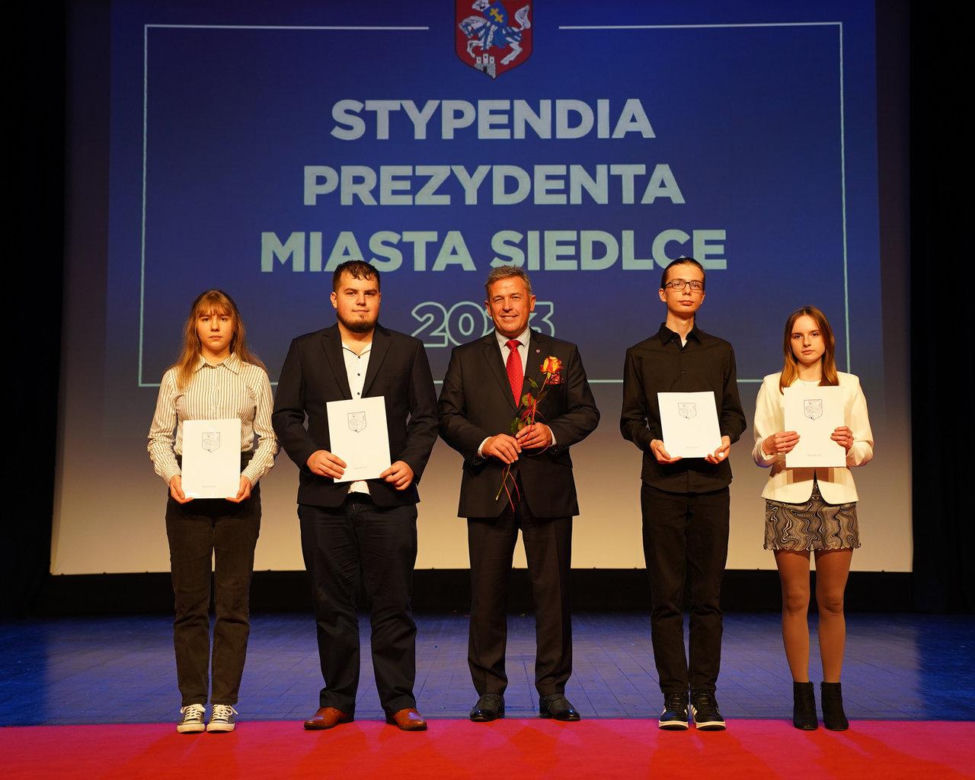 Stypendyści odebrali z rąk prezydenta Andrzeja Sitnika Listy Gratulacyjne