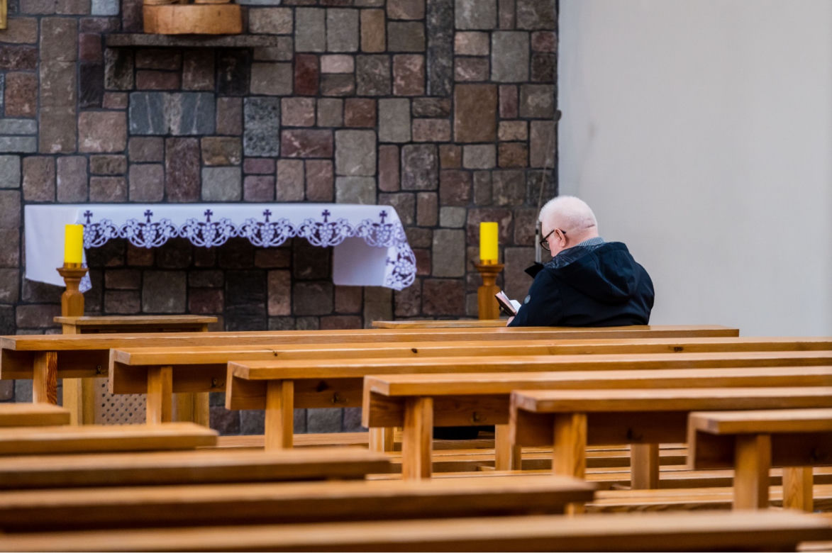 Lech Wałęsa w pustym kościele. Nie boi się koronawirusa