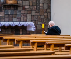 Lech Wałęsa w pustym kościele. Nie boi się koronawirusa