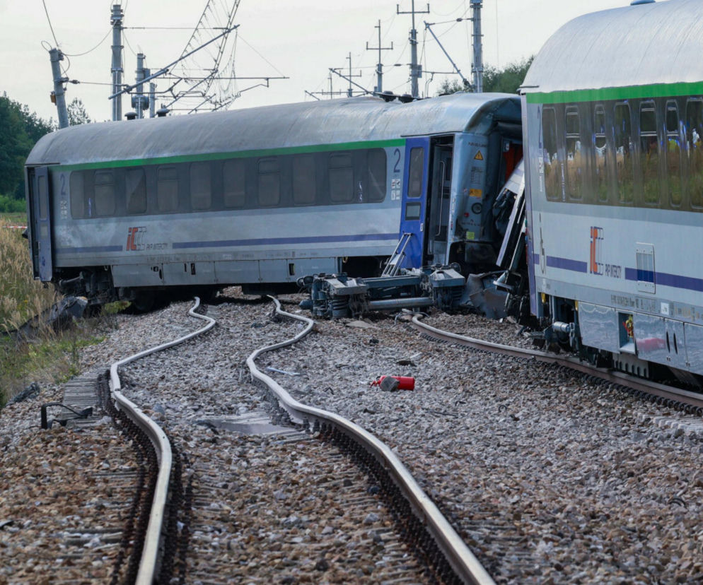 Wykolejone wagony PKP Intercity na wygiętych torach w Sokolnikach. O milionowych stratach przeczytasz na SE Superbiz.
