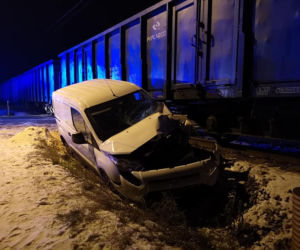 Wolbrom: Furgonetka WJECHAŁA w pociąg towarowy. Nie zadziałały rogatki?