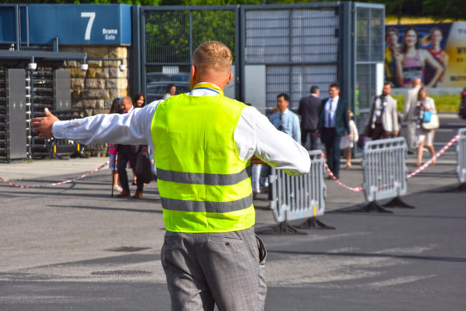 Tysiące ludzi szuka swojego szczęścia na stadionie. Kongres Świadków Jehowy przyciągnął tłumy