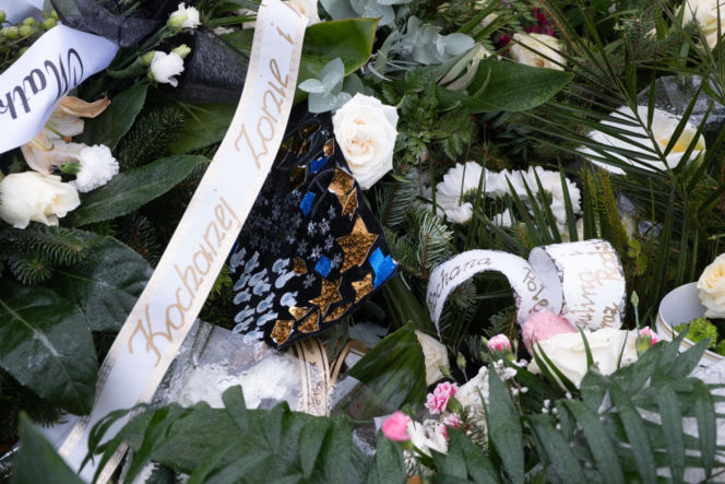 Mama i córka spoczęły w jednym grobie.