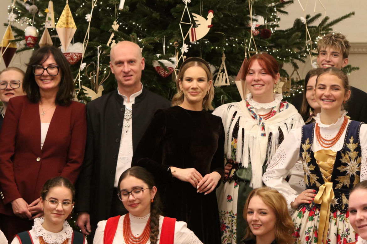 W Pałacu Prezydenckim już święta. Marta Nawrocka z rodziną ubierała choinkę
