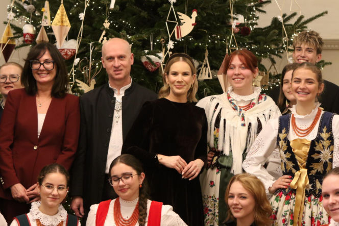 W Pałacu Prezydenckim już święta. Marta Nawrocka z rodziną ubierała choinkę