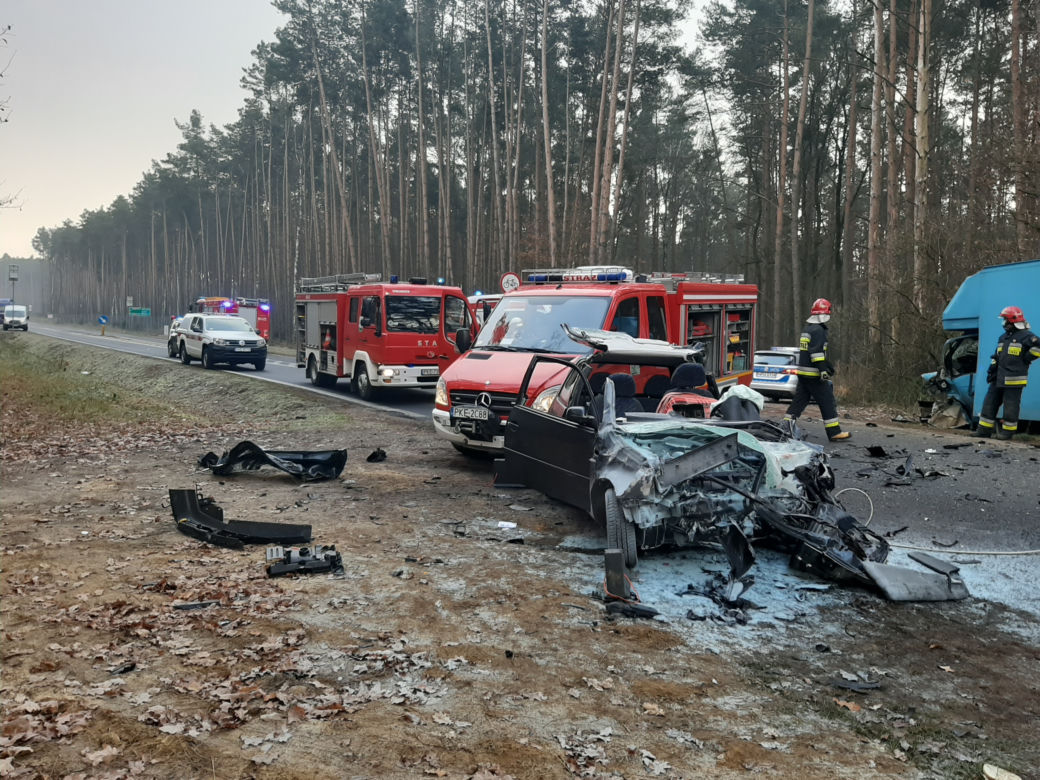 Tragiczne zderzenie osobówki z busem pod Kępnem. 76-latek nie miał szans! [ZDJĘCIA]